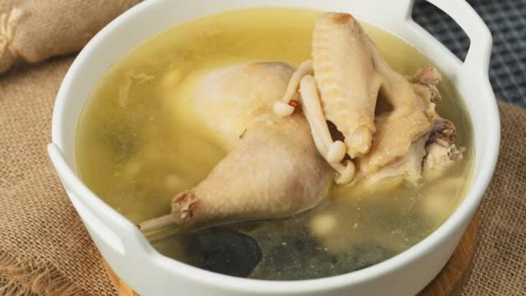 【白玉菇炖老母鸡汤】只放入了盐调味,最大的保留了鸡的原汁原味,香气四溢, 口感滑嫩,整道汤